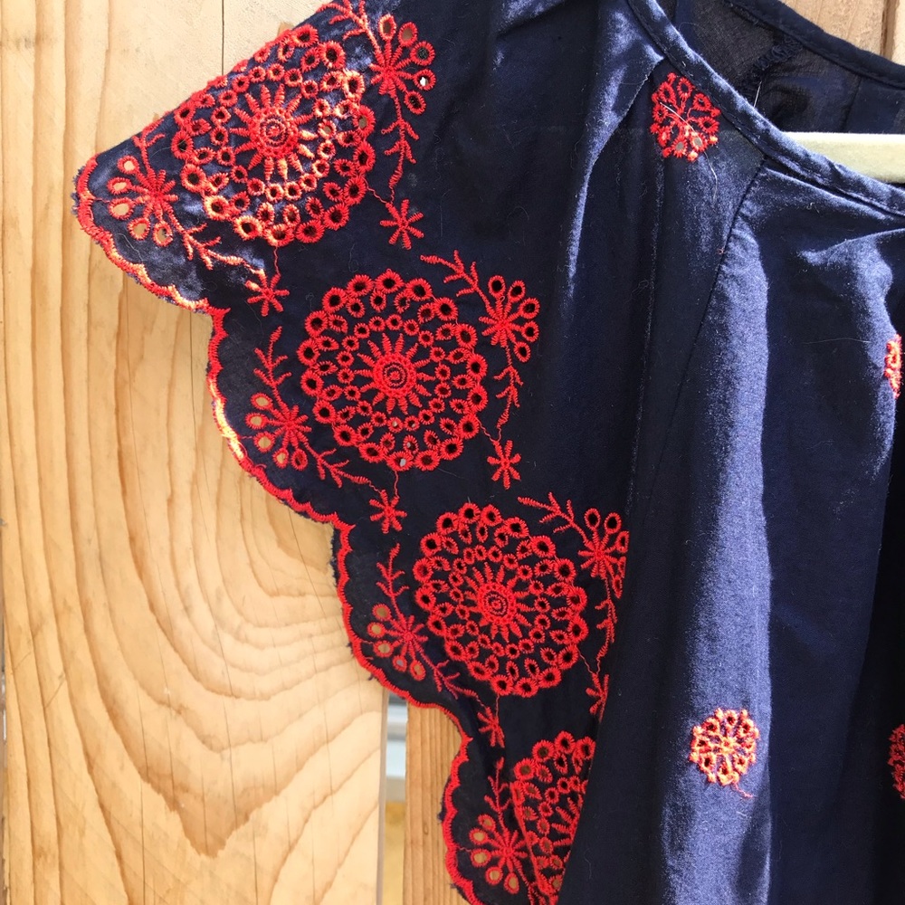 ✨SALE✨ Gap Embroidery Peasant Top - Picture 3 of 4